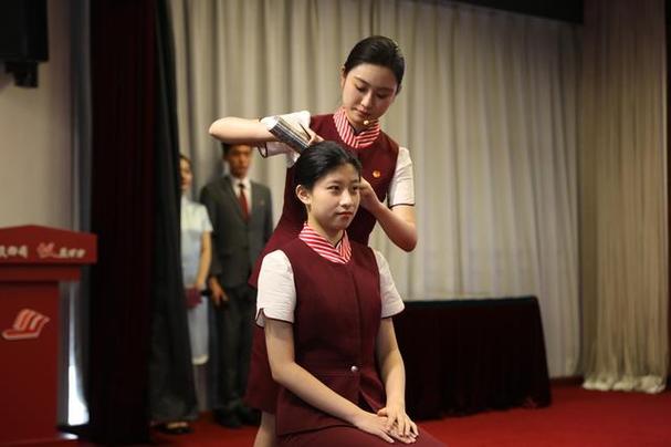 將禮儀教育寫(xiě)進(jìn)課表里，這所中職校創(chuàng)新德育教育新模式培養(yǎng)合格準(zhǔn)民航禮儀服務(wù)